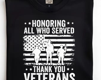Puede incluir: Camiseta negra con un diseño gráfico blanco. El diseño presenta la bandera estadounidense, siluetas de tres soldados y el texto "HONORING ALL WHO SERVED" y "THANK YOU VETERANS".