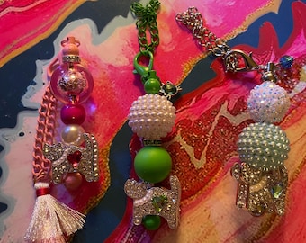 Colgantes brillantes de gatos para bolsos, mochilas, vasos con un dije adicional en cada uno