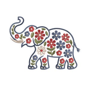 Op de afbeelding: Geborduurd olifantenontwerp met een blauwe omtrek, gevuld met rode, witte en blauwe bloemen en groene bladeren. De olifant heeft een gebogen slurf en een kleine staart. Het ontwerp staat op een witte achtergrond.
