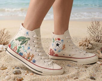 Sneakers alte ricamate con tema oceano, tartarughe marine e corallo, scarpe in tela, sneakers fatte a mano a tema spiaggia, regalo estivo estetico per donne