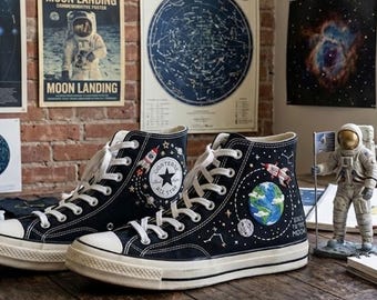 Haftowane trampki z motywem kosmosu, buty z powrotem na księżyc, kosmiczny design na orbicie Ziemi, estetyka astronauty