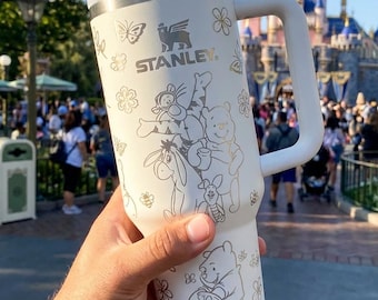 Bicchiere termico classico da 40 once con incisione laser di Winnie the Pooh e amici, colore argento.