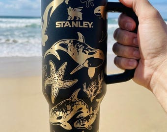 Vaso de viaje de acero inoxidable con orcas grabadas de 40 oz.