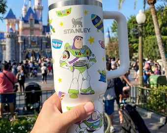 Bicchiere termico da 40 once di Buzz Lightyear di Toy Story, stile Disney, ideale per viaggi spaziali. Regalo perfetto.