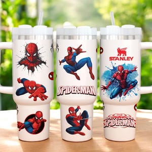 Puede incluir: Tres vasos t&eacute;rmicos blancos con asas grandes, con gr&aacute;ficos de Spider-Man. Cada vaso tiene una tapa blanca y una pajita. Un vaso tiene el logotipo de Stanley. Los dise&ntilde;os de Spider-Man incluyen al personaje en poses de acci&oacute;n y el logotipo de Spider-Man.