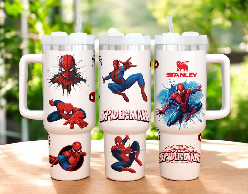 Puede incluir: Tres vasos t&eacute;rmicos blancos con asas grandes, con gr&aacute;ficos de Spider-Man. Cada vaso tiene una tapa blanca y una pajita. Un vaso tiene el logotipo de Stanley. Los dise&ntilde;os de Spider-Man incluyen al personaje en poses de acci&oacute;n y el logotipo de Spider-Man.