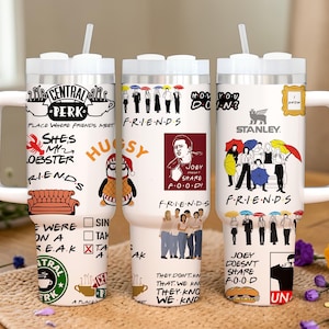 Puede incluir: Un juego de tres cuencos apilables de cer&aacute;mica en tonos azules, verdes y blancos. Los cuencos presentan un esmalte moteado y un dise&ntilde;o sencillo. El cuenco m&aacute;s grande tiene aproximadamente 18 cm de di&aacute;metro.