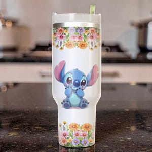 Puede incluir: Juego de tres tazas de cer&aacute;mica con acabado mate moteado. Las tazas son de color crema, gris claro y gris oscuro. Cada taza tiene un dise&ntilde;o simple y minimalista, ideal para caf&eacute; o t&eacute;.