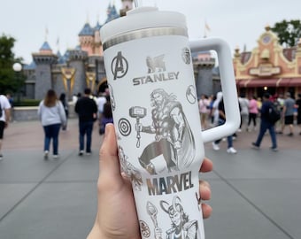 Bicchiere termico da 40 once con manico, a tema supereroi Marvel, nei colori bianco e nero.