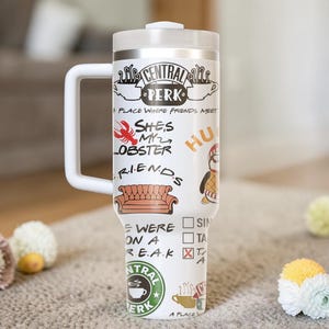 Puede incluir: Taza de viaje blanca con asa, con el logo "Central Perk" y varias citas e im&aacute;genes de la serie de televisi&oacute;n "Friends". La taza incluye una tapa y un asa blanca. La taza est&aacute; decorada con una langosta, un sof&aacute; y un ping&uuml;ino.