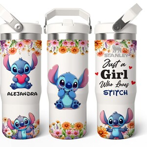 Puede incluir: Tres vasos aislados blancos con el personaje Stitch de Lilo & Stitch. Cada uno tiene un borde floral y un dise&ntilde;o de Stitch diferente. Uno dice "Just a Girl Who Loves Stitch."