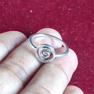 Spiral-Ring aus oxidiertem Sterlingsilber: Zierliches Kreisband