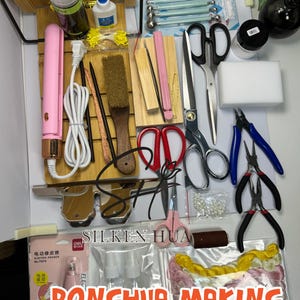 Könnte beinhalten: Ein Bastelset mit verschiedenen Werkzeugen und Materialien. Enthält Scheren, Zangen, ein rosa Glätteisen, Kleber, Pinsel und Stickgarn. Das Set ist mit "RONGHUA MAKING DELUXE KIT" beschriftet.