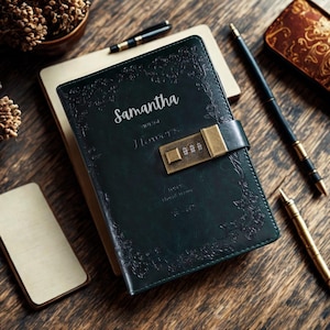 Puede incluir: Un diario de cuero verde oscuro con el nombre "Samantha" y las palabras "I Lovers" impresas en la portada. El diario tiene un candado de combinación y detalles florales en relieve. Bolígrafos y otros artículos de papelería están dispuestos alrededor del diario sobre una superficie de madera.
