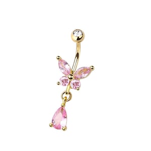 Puede incluir: Anillo para el ombligo de color dorado con un diseño de mariposa con piedras preciosas rosas. La mariposa tiene una piedra preciosa rosa en forma de lágrima colgando de ella. La bola superior tiene una piedra preciosa transparente.