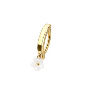 Può includere: Un piercing per ombelico color oro con una barra curva e un piccolo ciondolo a forma di fiore bianco pendente. Il fiore ha cinque petali e un piccolo centro color oro. Il gioiello è posto su uno sfondo bianco.