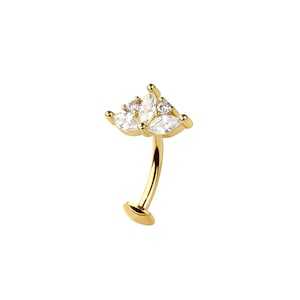 Könnte beinhalten: Ein goldfarbener, gebogener Piercing-Schmuck im Barbell-Stil. Der Schmuck verfügt über eine Ansammlung klarer, marquiseförmiger und rund geschliffener Zirkonia-Steine. Der Schmuck ist für das Piercen des Körpers konzipiert und vor weißem Hintergrund platziert.