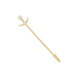 Puede incluir: Un palillo para el pelo de color dorado con un diseño decorativo. La parte superior presenta una forma de media luna con piedras preciosas claras incrustadas y una gran piedra preciosa redonda en el centro. El palillo termina en punta, también adornado con piedras preciosas.