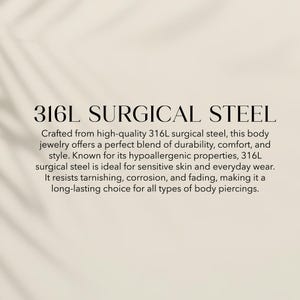 Op de afbeelding: Tekst op een beige achtergrond: "316L SURGICAL STEEL". De tekst eronder beschrijft de eigenschappen van 316L chirurgisch stalen lichaamsjuwelen, waaronder duurzaamheid, comfort en hypoallergene kwaliteiten.