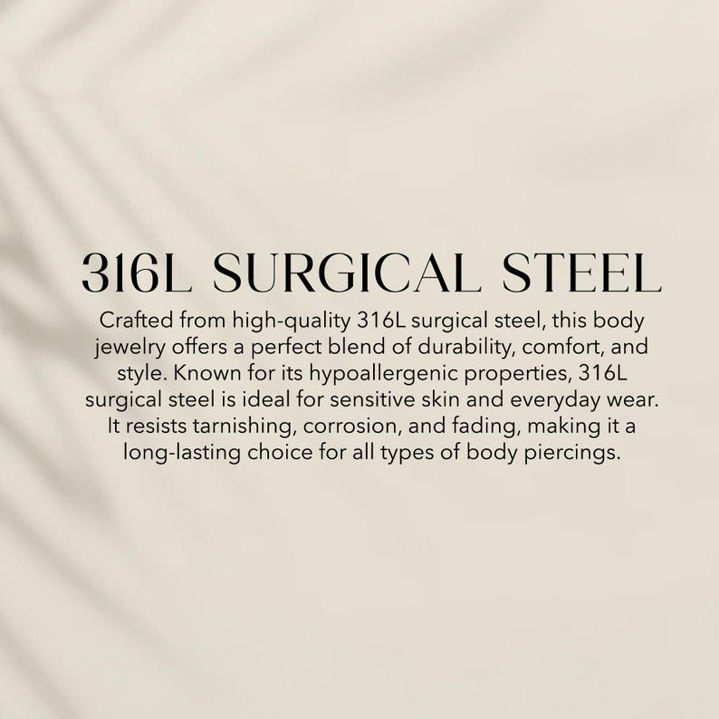 Op de afbeelding: Tekst op een beige achtergrond: "316L SURGICAL STEEL". De tekst eronder beschrijft de eigenschappen van 316L chirurgisch stalen lichaamsjuwelen, waaronder duurzaamheid, comfort en hypoallergene kwaliteiten.