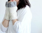 Wristwarmers Fingerless Gloves // VEGAN YARN // Tweed and Cream// The Country Walk