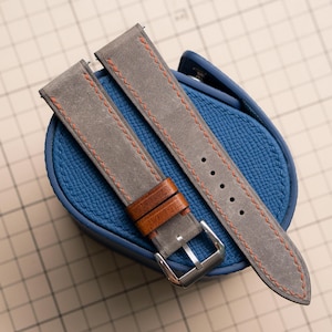 Handgjort ljusgrått klockarmband i nubuckläder - Anpassade storlekar