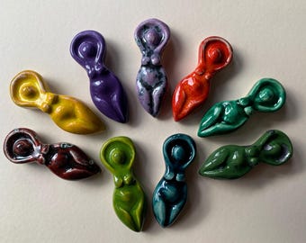 Amuleto de fertilidad de altar pagano Wicca de cerámica esmaltada de la Diosa Madre Tierra en turquesa, azul, verde, rojo, amarillo, naranja y morado.