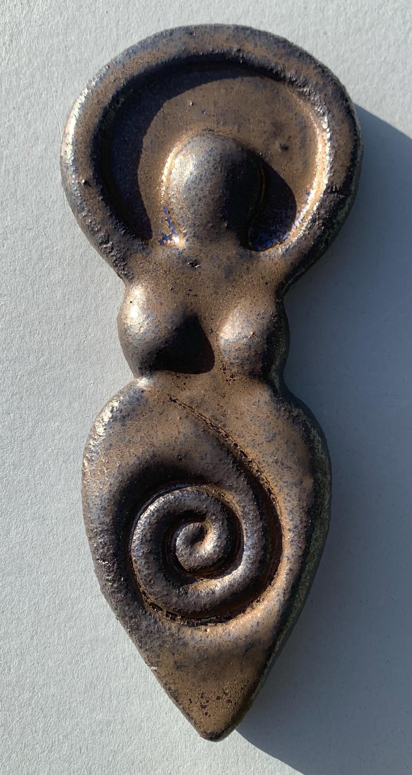Moeder aarde spiraalgodin metallic brons geglazuurd keramisch steengoed  sculptuur wanddecoratie heidense Wicca-altaartuin - Etsy België, image size:1597x3000