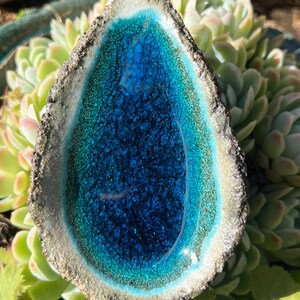 Bol de cerámica esmaltada en azul turquesa y blanco con vidrio reciclado, portavelas para velas de té, incienso y jabonera. Ideal para baños en la playa oceánica.