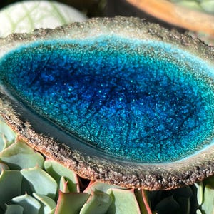 Bol de cerámica esmaltada en azul turquesa y blanco con vidrio reciclado, portavelas para velas de té, incienso y jabonera. Ideal para baños en la playa oceánica.