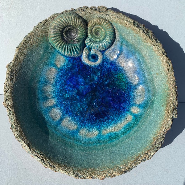 Bol en céramique émaillée bleu turquoise avec du verre recyclé et des fossiles d'ammonite plage mer océan