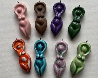 Colgante de cerámica esmaltada de la Diosa Madre Tierra, color verde, rosa, turquesa, rojo, marrón y azul, amuleto pagano de fertilidad para el altar de la Wicca.