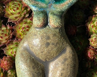 Déesse Mère Terre, sculpture verte, décoration murale en grès cérame émaillé et verre vert recyclé Jardin d'autel païen wicca