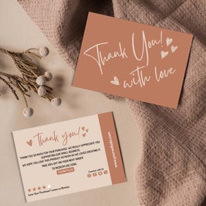 Puede incluir: Dos tarjetas de agradecimiento con fondo melocotón y escritura blanca. Una tarjeta dice "Thank You! with love" y la otra dice "Thank You!" con un mensaje sobre el apoyo a las pequeñas empresas y un código de descuento.