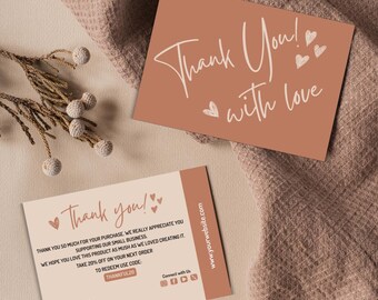 Może przedstawiać: Dwie karty z podziękowaniami z brzoskwiniowym tłem i białym pismem. Jedna karta głosi "Thank You! with love", a druga "Thank You!" z wiadomością o wspieraniu małych firm i kodem rabatowym.