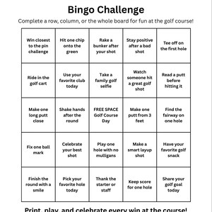 以下が含まれることがあります： 「On Course Golf Bingo Challenge」と題された白黒のビンゴカード。カードには、「家族でゴルフの自撮りをする」や「お気に入りのゴルフスナックを食べる」など、ゴルフに関連するアクティビティのグリッドが特徴です。