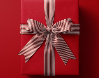Può includere: Una scatola regalo rettangolare avvolta in carta rossa tinta unita, con un nastro decorativo legato a fiocco. Il nastro è decorato con un motivo a sottili strisce verticali bianche che contrastano con lo sfondo rosso intenso della confezione.