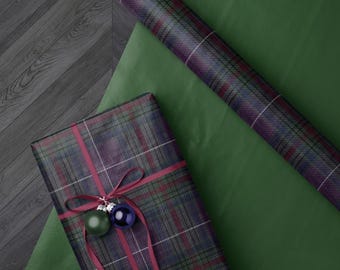 Carta da regalo con motivo scozzese acquerello reale, elegante carta per le feste, lussuoso tartan viola