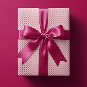 Puede incluir: Una caja de regalo rectangular envuelta en papel rosa claro con un patrón repetitivo de pequeñas estrellas de cuatro puntas y círculos de color rosa oscuro. La caja está atada con una cinta de satén ancha y lisa de color rosa oscuro.