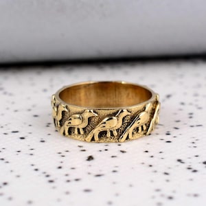Gold Brass Bird Pattern Ring – Vintage-Inspired Animal Band, Nature Lover Jewelry, Boho Wildlife Ring, Unique Gift for Men & Women