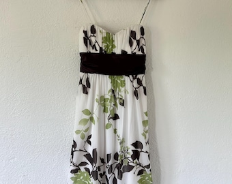 Abito babydoll svolazzante in chiffon bianco, marrone e verde con stampa floreale e foglie, stile vintage anni 2000, con drappeggio sul busto, taglia M da donna.