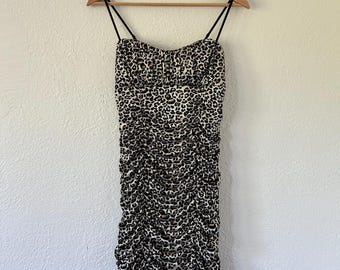 Abito corto aderente con spalline sottili e stampa leopardata stile Y2K, taglia M da donna.