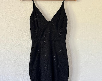 Abito corto aderente con scollo a V e pizzo nero in stile Y2K di Charlotte Russe, taglia S (Small)