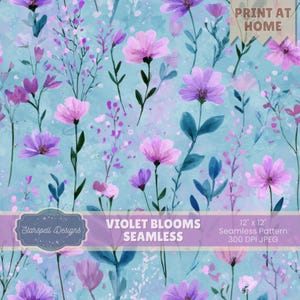 Puede incluir: Un patrón sin costuras con flores violetas y rosas de estilo acuarela, tallos verdes y hojas azul verdoso sobre un fondo azul claro. Se muestra el texto "VIOLET BLOOMS SEAMLESS".