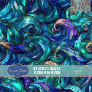 Op de afbeelding: Een digitaal naadloos patroon met glas-in-lood oceaangolven in blauw, teal en paars met gouden contouren. Het ontwerp bevat de tekst "STAINED GLASS OCEAN WAVES" en is 30,48 cm x 30,48 cm groot.