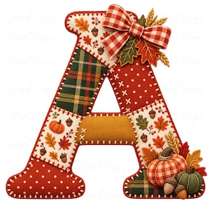 Peut inclure: Une lettre A décorative présentant un motif patchwork avec divers designs sur le thème de l'automne, incluant des carreaux, des pois, des citrouilles, des glands et des feuilles d'automne. Elle est ornée d'un nœud vichy rouge et blanc.