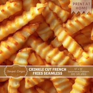 Op de afbeelding: Close-up van een stapel goudbruine crinkle-cut frietjes. De afbeelding bevat de tekst "CRINKLE CUT FRENCH FRIES SEAMLESS" en "PRINT AT HOME". De frietjes zijn een naadloos patroon, 30,48 cm x 30,48 cm bij 300 DPI.
