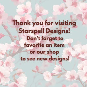 Op de afbeelding: Een digitale afbeelding met een lichtblauwe achtergrond en roze kersenbloesems. Tekst in donkerrode kleur luidt: "Bedankt voor het bezoeken van Starspell Designs! Vergeet niet een item of onze shop te favorieten om nieuwe ontwerpen te zien!"