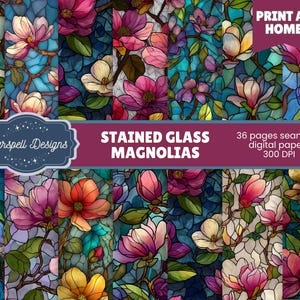 Op de afbeelding: Digitale kunstafdruk met gebrandschilderde magnoliabloemmotieven. Het kunstwerk toont roze, paarse en gele bloesems tegen een donkerblauwe achtergrond. De tekst "STAINED GLASS MAGNOLIAS" en "36 pagina's naadloze digitale papieren 300 DPI" zijn inbegrepen.