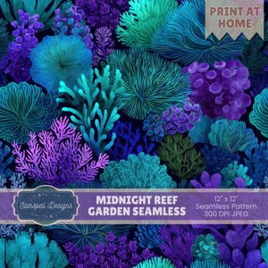 Pode incluir: Um padrão sem costura com uma vibrante cena subaquática com corais em tons de verde-azulado, roxo e azul. O design inclui o texto "MIDNIGHT REEF GARDEN SEAMLESS" e é um padrão sem costura de 30,48 cm x 30,48 cm.